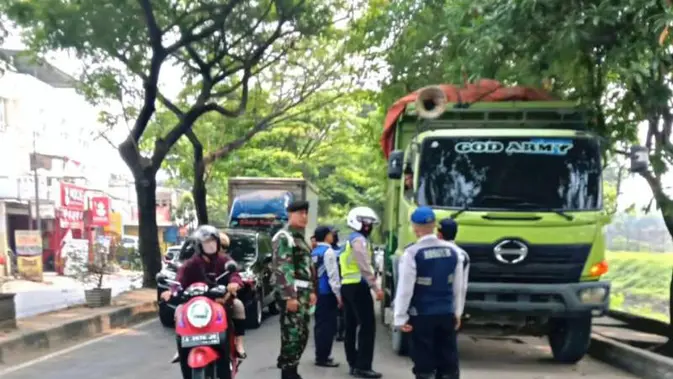 Agen menyita 16 truk tanah yang beroperasi di luar jam kerja di Tangerang