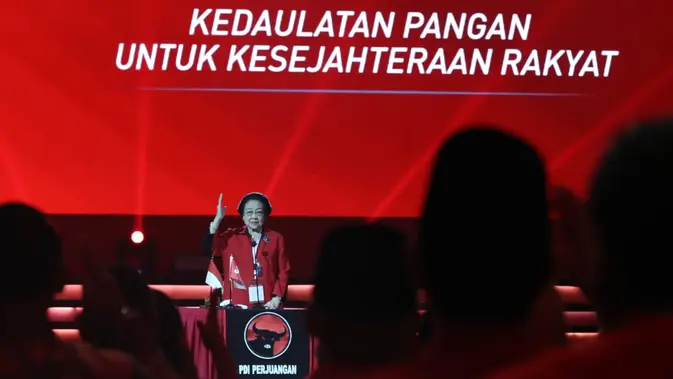 Saat lagu Indonesia Raya 3 Stanza diputar pada Rapat Kerja Nasional IV PDIP